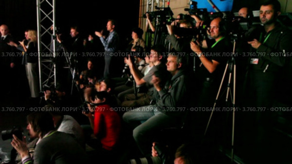Фотографы с оборудованием в темноте (2011 год). Редакционное видео, видеограф Losevsky Pavel / Фотобанк Лори