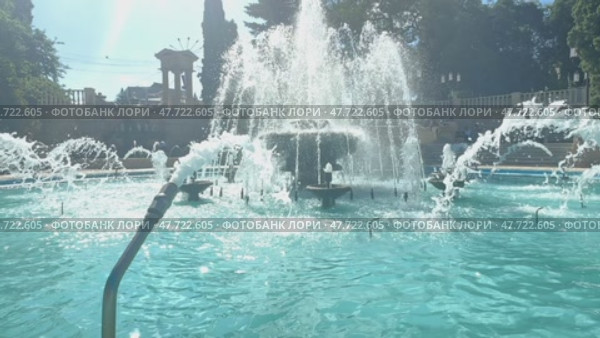 Fountain in the park in summer. City park water decoration. Slow motion footage. Стоковое видео, видеограф Ирина Михайличенко / Фотобанк Лори