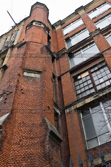 Фрагмент фасада Московского электролампового завода (МЭЛЗ) на Электрозаводской ул., 21 (2015 год). Стоковое фото, фотограф Алёшина Оксана / Фотобанк Лори