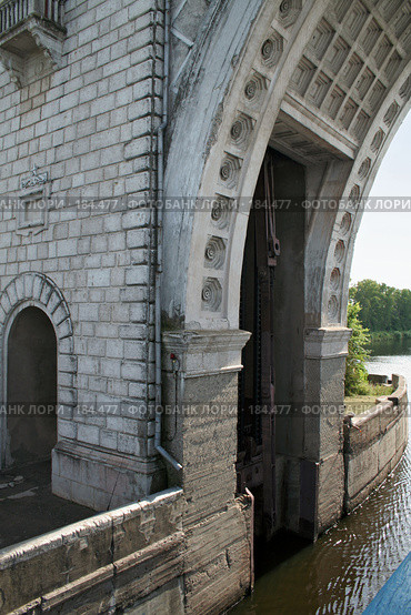 Фрагмент шлюзового сооружения, механизм затвора. Стоковое фото, фотограф Татьяна Нафикова / Фотобанк Лори