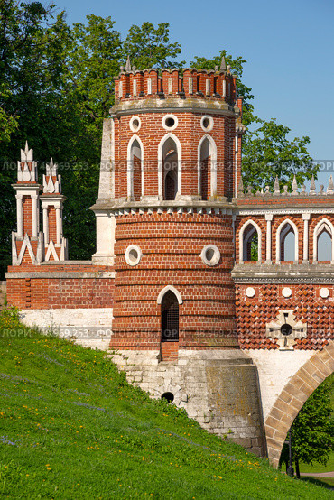 Фрагмент старинного Фигурного моста в дворцово-парковом комплексе Царицыно, Москва. Редакционное фото, фотограф Анна Карасева / Фотобанк Лори