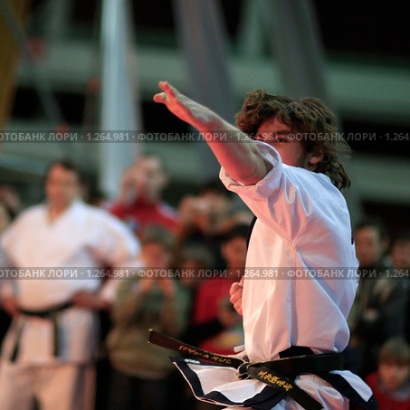 Фрагмент выступления группы "SportMortalArts"-USA на 3-ей Олимпиаде боевых искусств "East-West open-2009" в Санкт-Петербурге (Joshua Quartin) Редакционное фото, фотограф Владимир Борисов / Фотобанк Лори