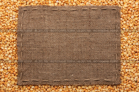 Frame made of burlap with the line lies on  peas seeds. Стоковое фото, фотограф Александр Собко / Фотобанк Лори