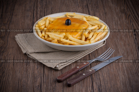 Francesinha on plate, typical food from Porto, Portugal. Стоковое фото, агентство Ingram Publishing / Фотобанк Лори
