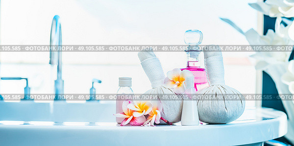 Frangipani flowers  with herbal compress stamps , pink lotion bottle on  luxury bath. Spa or wellness background. Стоковое фото, агентство Ingram Publishing / Фотобанк Лори