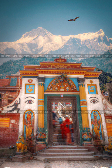 Freely walk monkey. Votive temples and shrines in a row at Pashupatinath Temple, Kathmandu, Nepal. Стоковое фото, агентство Ingram Publishing / Фотобанк Лори