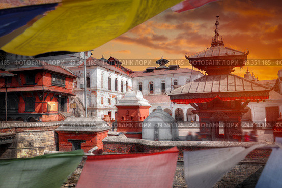 Freely walk monkey. Votive temples and shrines in a row at Pashupatinath Temple, Kathmandu, Nepal.. Pashupatinath Temple. Стоковое фото, агентство Ingram Publishing / Фотобанк Лори