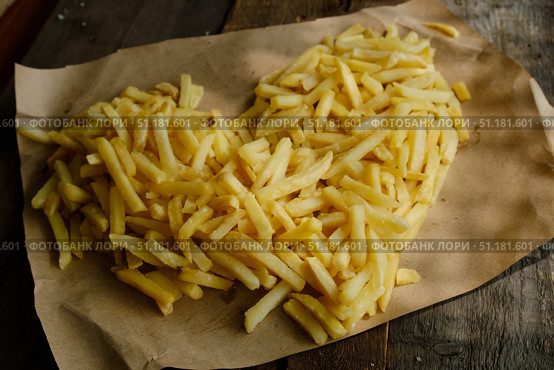 French fries fat food laid out in shape of heart on wooden table. Стоковое фото, фотограф Маргарита Кирьякова / Фотобанк Лори