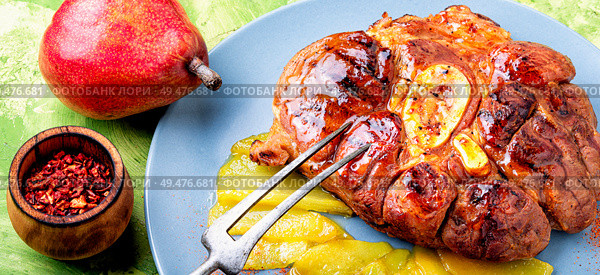 Fresh beef steak with pear sauce.Juicy steak medium rare beef. Juicy beef rib eye steak. Стоковое фото, агентство Ingram Publishing / Фотобанк Лори