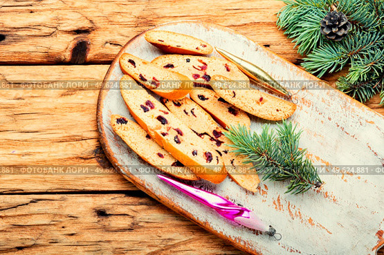 Fresh biscotti cookies with dried cranberries.Cantuccini, christmas food. Italian cranberry biscotti on wooden table. Стоковое фото, агентство Ingram Publishing / Фотобанк Лори