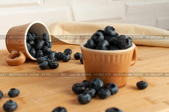 Fresh blueberries in terracotta cups. Coffee cups. Selective focus. Стоковое фото, фотограф Анастасия  Гудантова / Фотобанк Лори