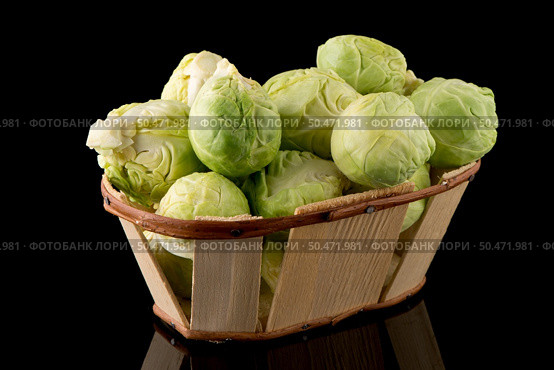 Fresh brussels sprouts and wooden baslet isolated on black background. Стоковое фото, агентство Ingram Publishing / Фотобанк Лори