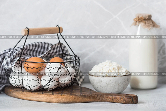 Fresh dairy products, milk, cottage cheese, eggs in stylish ceramic dishes on a gray background. The concept of natural, dietary nutrition. Useful products. Стоковое фото, фотограф Photojuli / Фотобанк Лори