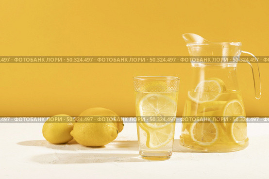 fresh lemonade glass table. Стоковое фото, агентство Ingram Publishing / Фотобанк Лори
