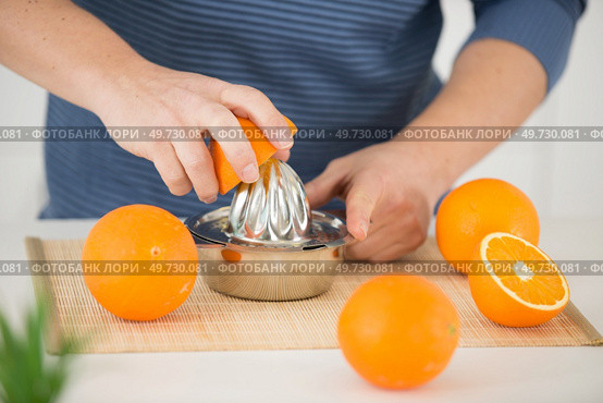 fresh oranges juicer juice on board. Стоковое фото, агентство Ingram Publishing / Фотобанк Лори