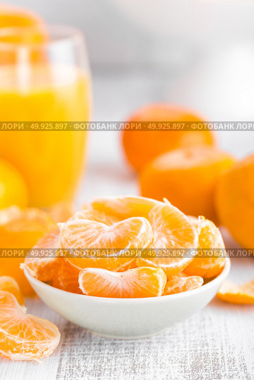 Fresh peeled mandarins, tangerines. Стоковое фото, агентство Ingram Publishing / Фотобанк Лори