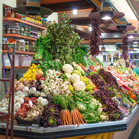 Fresh produce on sale at the local farmers market in Barcelona, Spain. Fresh produce at the local farmers market. Стоковое фото, агентство Ingram Publishing / Фотобанк Лори