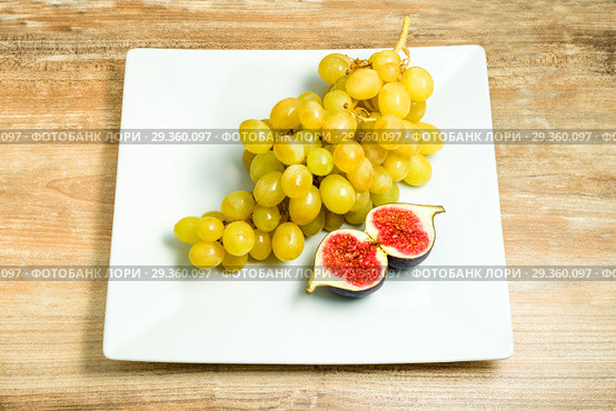 Fresh ripe figs and grapes in a bowl. Стоковое фото, фотограф Игорь Бородин / Фотобанк Лори