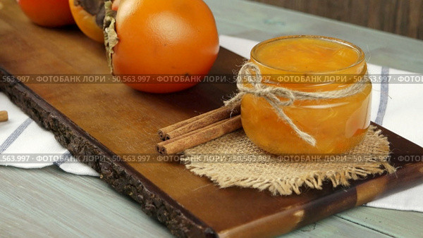 Fresh ripe persimmon on a wooden table. Стоковое фото, агентство Ingram Publishing / Фотобанк Лори