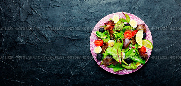 Fresh salad of Swiss chard, tomato, olives and meat.Copy space. Spring salad with herbs and jerky,space for text. Стоковое фото, агентство Ingram Publishing / Фотобанк Лори