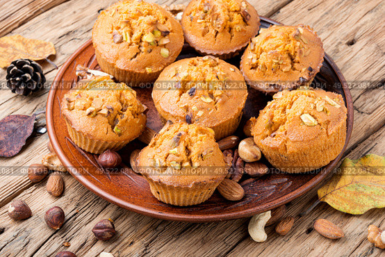 Freshly baked pumpkin muffins with nut.Autumn dessert.Cupcake on plate. Homemade pumpkin muffins. Стоковое фото, агентство Ingram Publishing / Фотобанк Лори