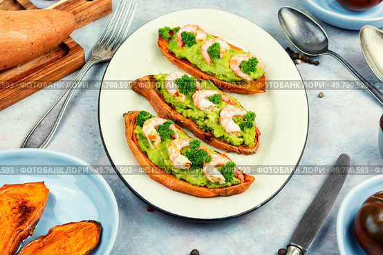Freshly baked sweet potato wedges with avocado guacamole sauce and shrimp.. Grilled Shrimp, Roasted Sweet Potato on a Plate. Стоковое фото, агентство Ingram Publishing / Фотобанк Лори