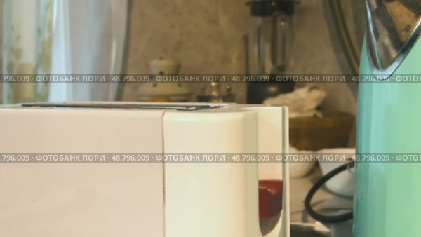 Freshly baked toast pops out of the toaster. Close-up parallax shooting. Стоковое видео, видеограф Ярославский Максим / Фотобанк Лори