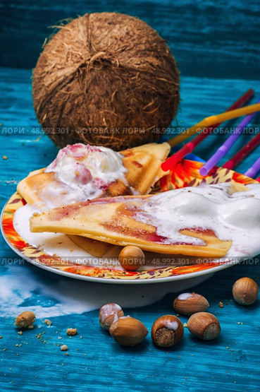 freshly baked waffle pecan coconut dessert with appendices ice cream .Shallow DOF. freshly baked waffle pecan coconut dessert . Стоковое фото, агентство Ingram Publishing / Фотобанк Лори