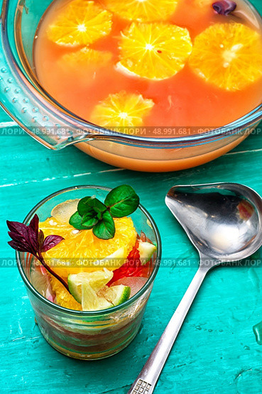 freshly squeezed citrus juice from oranges and tangerines.tinted. fresh orange juice. Стоковое фото, агентство Ingram Publishing / Фотобанк Лори