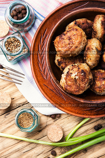 fried homemade cutlets. homemade cutlets in clay ware on a wooden background. Стоковое фото, агентство Ingram Publishing / Фотобанк Лори