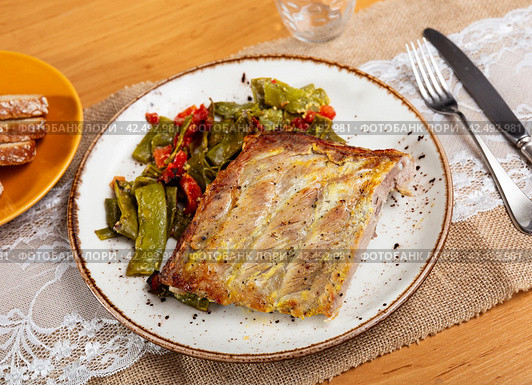 Fried piece of rib bone-in pork garnish with stewed beans and carrot. Стоковое фото, фотограф Яков Филимонов / Фотобанк Лори