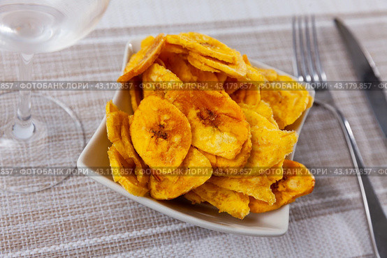 Fried slices of plantains, a traditional and popular snack and accompaniment in Central America. Стоковое фото, фотограф Яков Филимонов / Фотобанк Лори