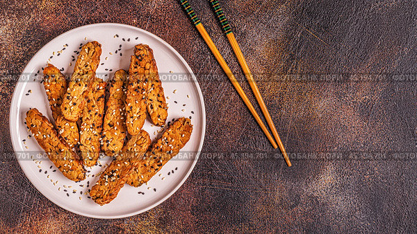 Fried tempeh with sesame seeds. Стоковое фото, фотограф Татьяна  Бральнина / Фотобанк Лори