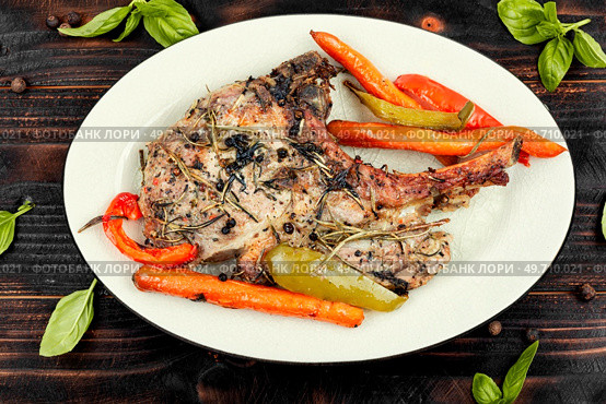 Fried tomahawk pork meat steak. Roasted pork tomahawk steak. Стоковое фото, агентство Ingram Publishing / Фотобанк Лори