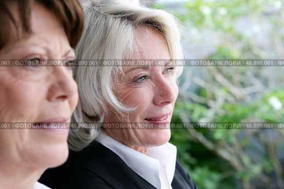 Friends enjoying the view in a garden. Стоковое фото, агентство Ingram Publishing / Фотобанк Лори