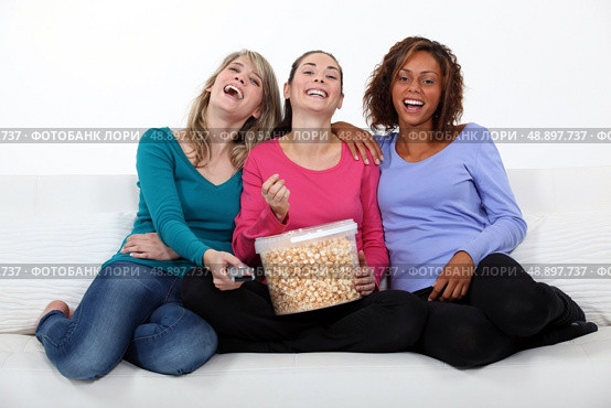Friends watching a movie together. Стоковое фото, агентство Ingram Publishing / Фотобанк Лори