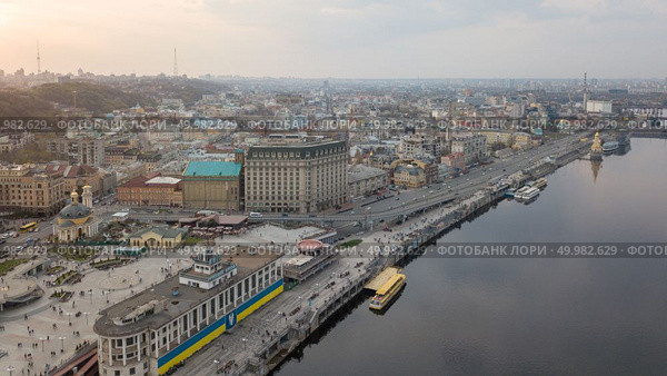 From the bird’s eye view of the river station, Postal Square with St. Elijah Church , tourist boats and the district Podol in city Kiev, Ukraine. Photo by drone. From the bird’s eye view of the river station, Postal Square with St. Elijah Church , tourist boats in city Kiev. Стоковое фото, агентство Ingram Publishing / Фотобанк Лори
