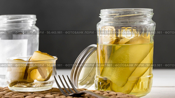 front view pickled cucumbers glass jars. Стоковое фото, агентство Ingram Publishing / Фотобанк Лори