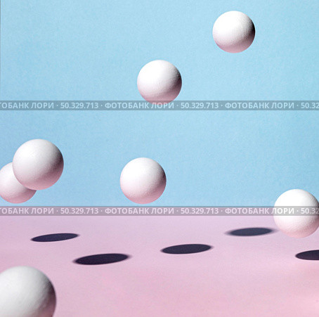 front view ping pong balls bouncing around. High resolution photo. front view ping pong balls bouncing around. High quality photo. Стоковое фото, агентство Ingram Publishing / Фотобанк Лори