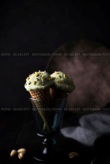 front view pistachio icecream with nuts. Стоковое фото, агентство Ingram Publishing / Фотобанк Лори
