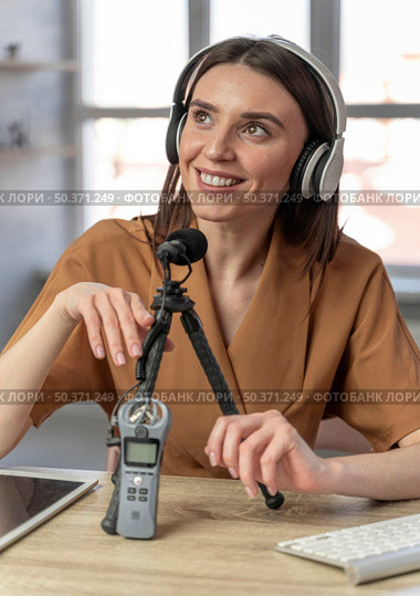 front view woman podcasting with microphone. Стоковое фото, агентство Ingram Publishing / Фотобанк Лори