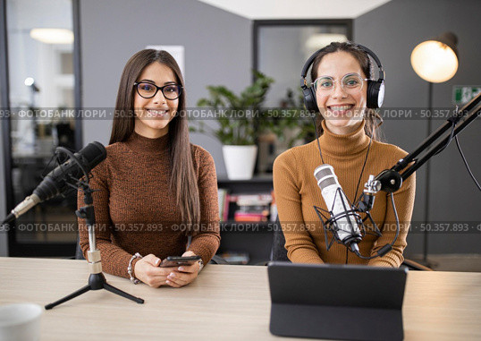 front view women broadcasting radio. Стоковое фото, агентство Ingram Publishing / Фотобанк Лори