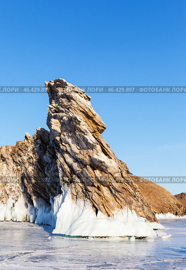Frozen Baikal Lake in winter sunny day. Close-up view of Dragon Cape on edge of Ogoy Island - natural landmark and popular place of tourists. Scenic landscape. Natural background. Winter travels. Стоковое фото, фотограф Виктория Катьянова / Фотобанк Лори