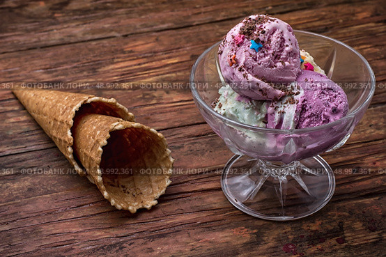 fruit ice cream in  bowl.The image is tinted in vintage style.Shallow DOF. fruit ice cream in  bowl. Стоковое фото, агентство Ingram Publishing / Фотобанк Лори