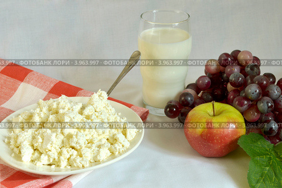 Фрукты и молочные продукты. Стоковое фото, фотограф Julia Ovchinnikova / Фотобанк Лори