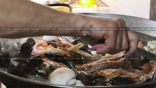 frying pan with fresh seafood. Стоковое видео, видеограф Boris Vasilenko / Фотобанк Лори