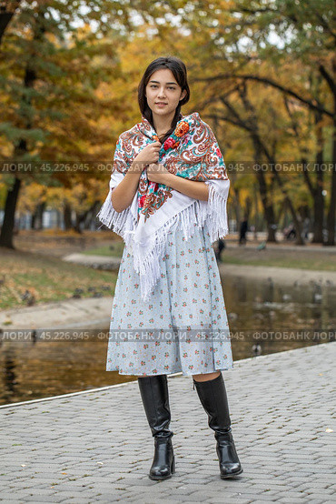Full body portrait of a Slavic woman in autumn park. Стоковое фото, фотограф Андрей Аркуша / Фотобанк Лори