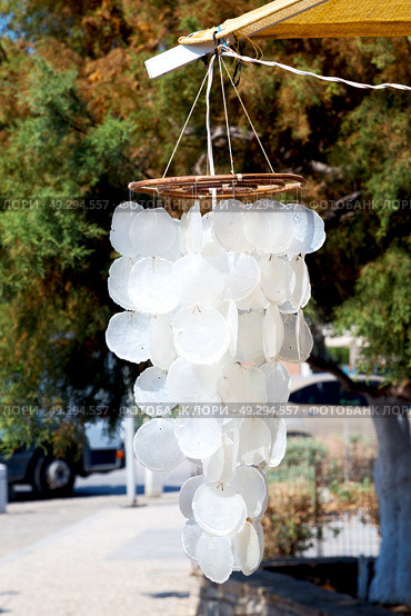 full in market old table shell and sealife in sale chandelier. Стоковое фото, агентство Ingram Publishing / Фотобанк Лори