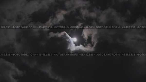 Full moon moving between clouds. Стоковое видео, видеограф Михаил Коханчиков / Фотобанк Лори