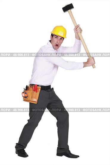 Furious man holding a mallet. Стоковое фото, агентство Ingram Publishing / Фотобанк Лори